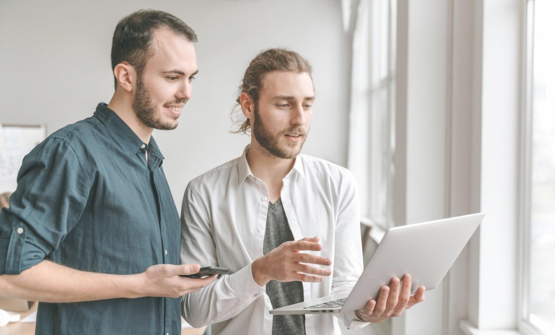 Sesión de formación financiera con análisis de casos prácticos