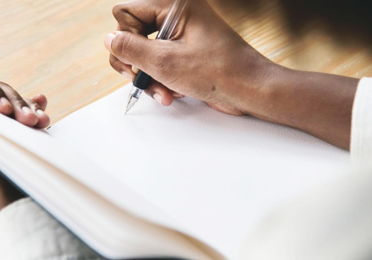 Equipo de myrithalos trabajando en soluciones financieras educativas